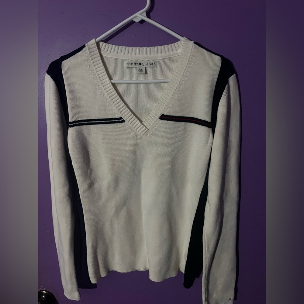 Tommy Hilfiger Women's V-Neck Sweater in White Cream and Navy